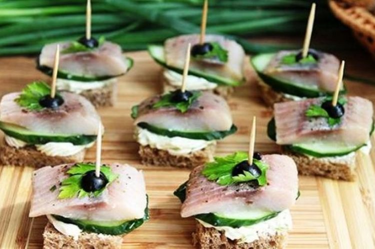 Heringssandwiches mit Gurken und Oliven