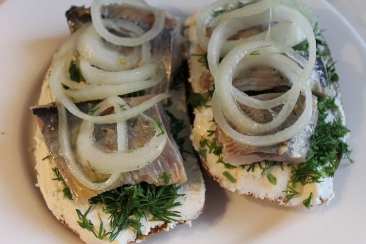 Heringssandwiches mit eingelegten Gurken