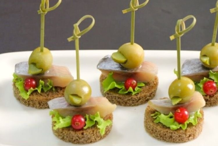 Heringssandwiches mit Oliven