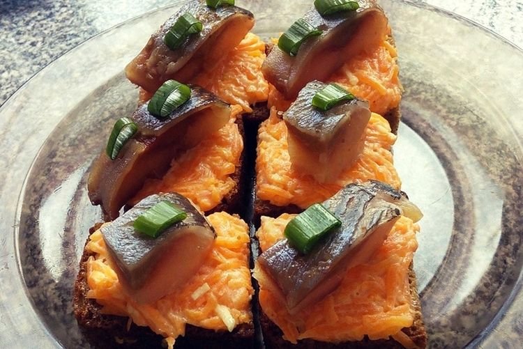 Heringssandwiches mit koreanischen Karotten