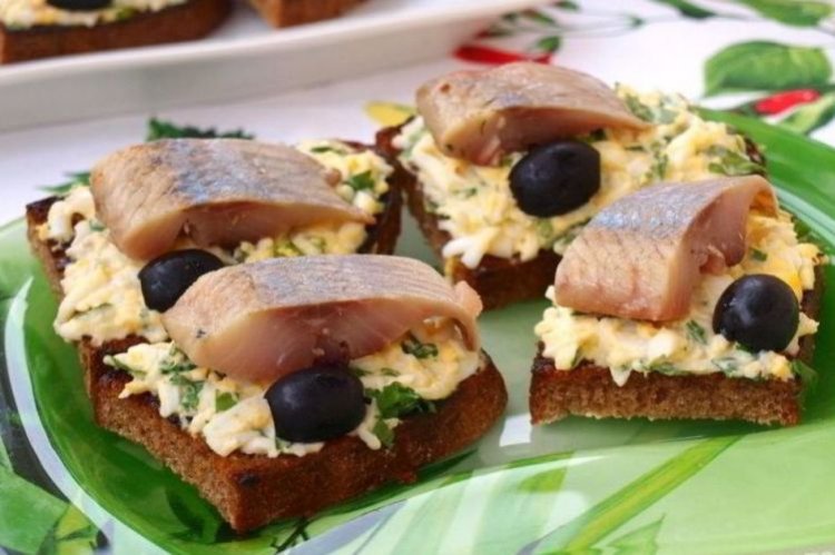 Heringssandwiches mit Schmelzkäse und Oliven