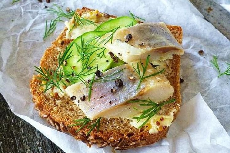 Heringssandwiches mit Gurken und Senf