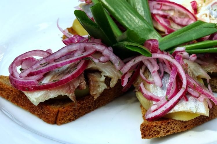 Heringssandwiches mit Zwiebeln