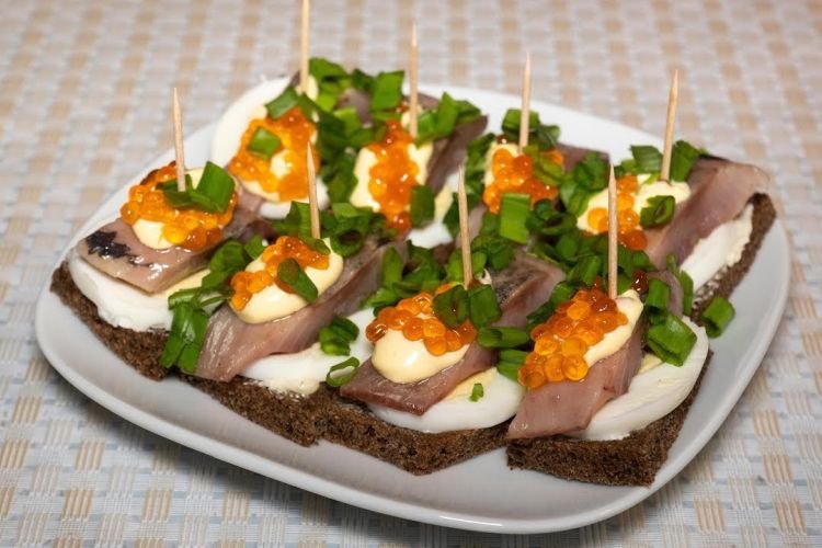 Heringssandwiches mit rotem Kaviar