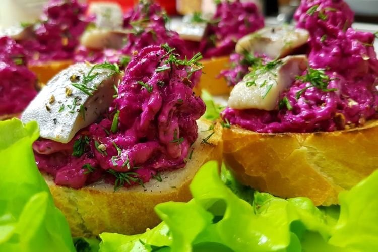 Heringssandwiches mit Roter Bete