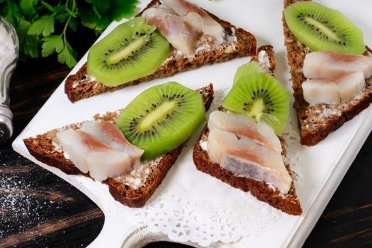 Heringssandwiches mit Kiwi