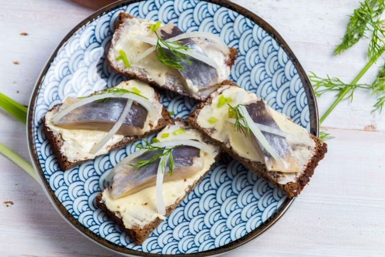 Heringssandwiches mit Zwiebeln und Kräutern