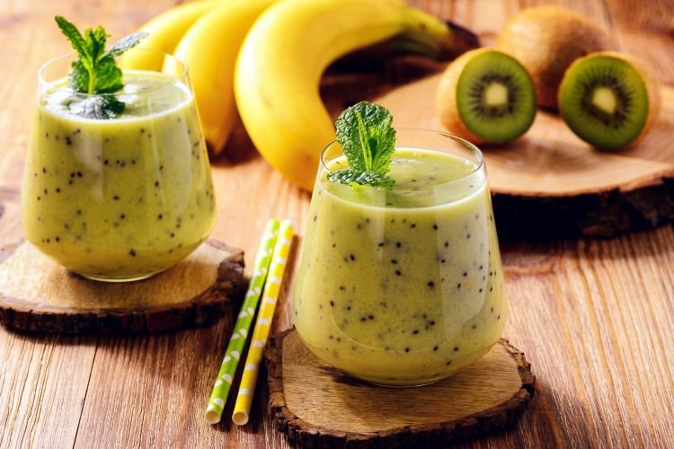 Kiwi Smoothie with Sour Cream