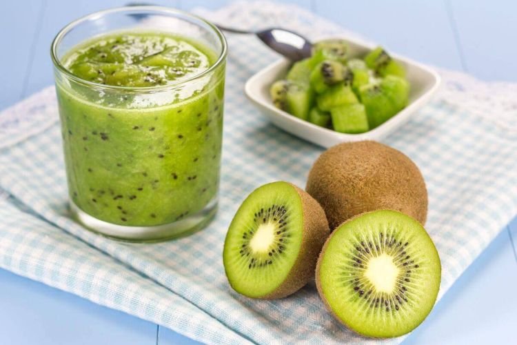 Kiwi, Napa Cabbage, and Bran Smoothie