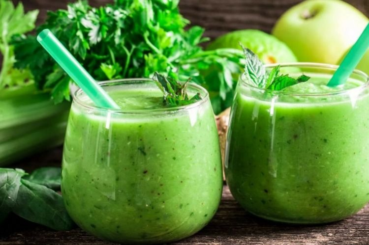 Kiwi, Apple, and Celery Smoothie