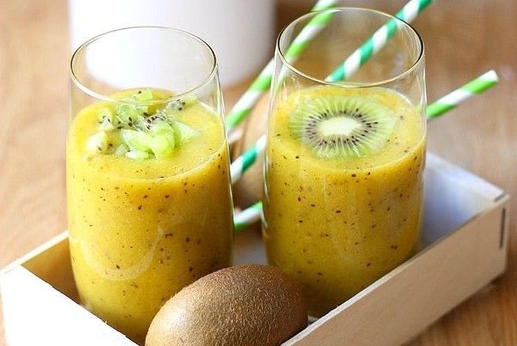 Kiwi and Mango Smoothie with Plant-Based Milk