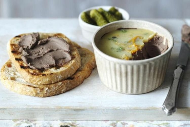 Leberpastete mit grünen Erbsen