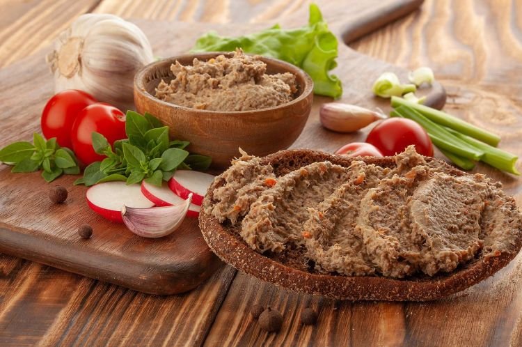 Rinderleberpastete mit Karotten und Zwiebeln