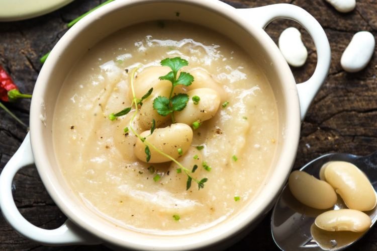 Pürierte Suppe mit Bohnen und Blumenkohl