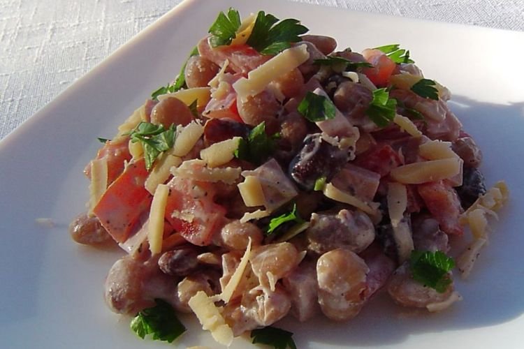 Salat mit Bohnen, Tomaten und Käse