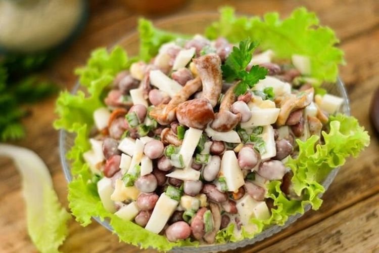 Salat mit Bohnen und eingelegten Pilzen