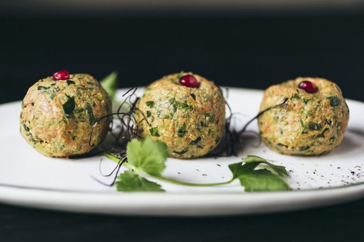 Pkhali aus Bohnen mit Nüssen