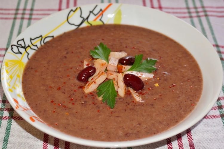 Pürierte Suppe aus roten Bohnen mit Sojasauce