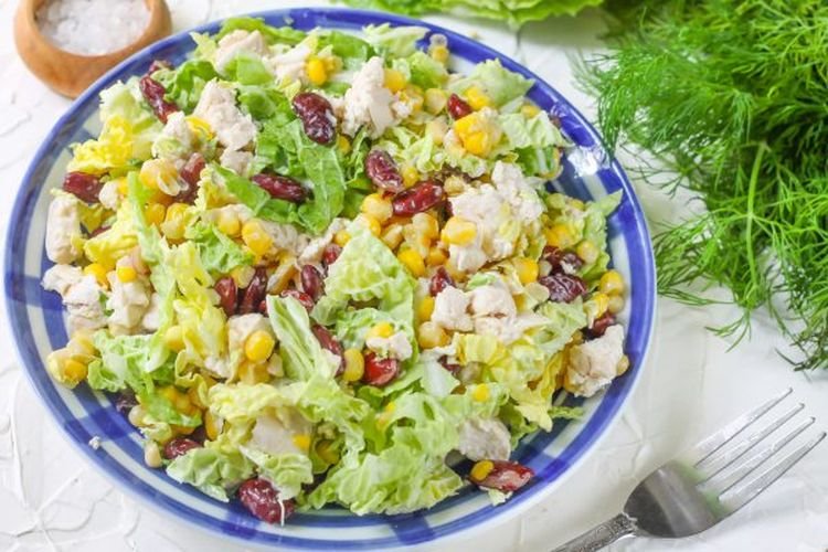 Salat mit Huhn, Bohnen und Chinakohl