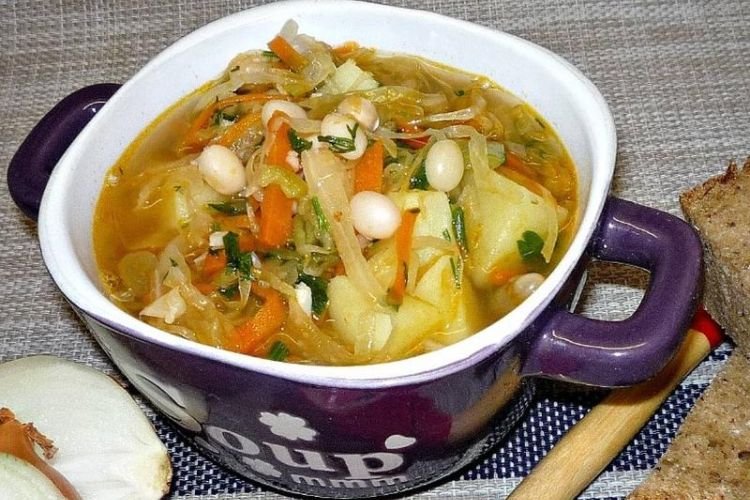 Suppe mit Bohnen und Kohl