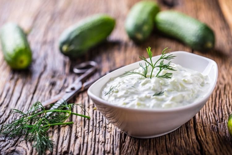 Salsa para hamburguesa con pepinos frescos