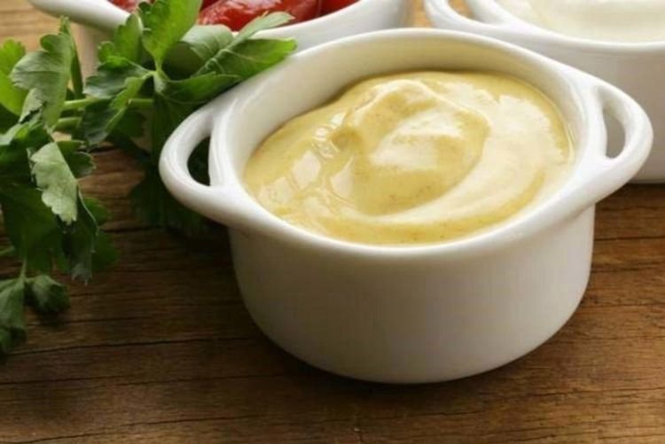 Salsa cremosa para hamburguesa con tres tipos de queso