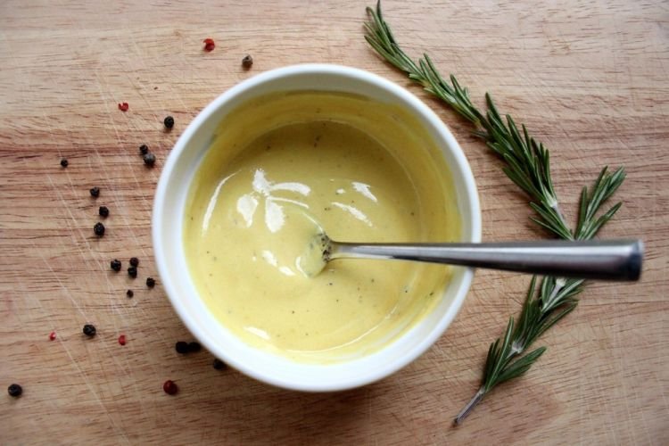 Salsa para hamburguesa de crema agria y huevos