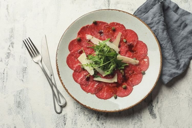 Rinder-Carpaccio mit Rucola