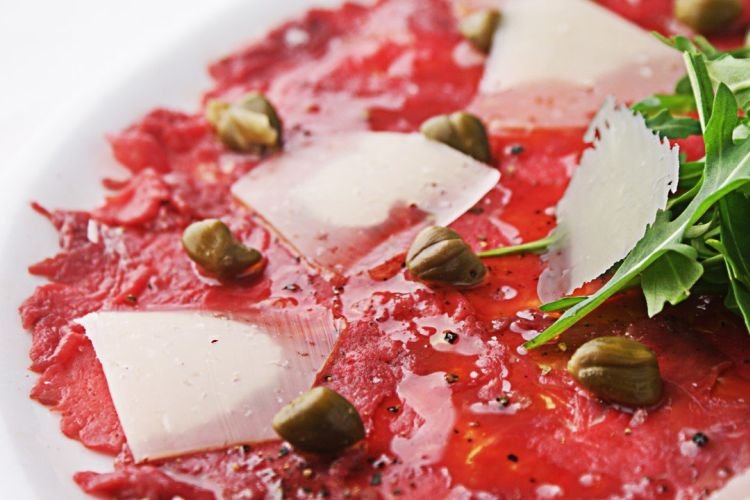 Kalbs-Carpaccio mit Kapern und Cornichons
