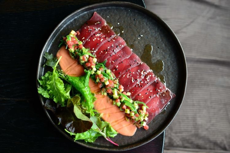 Thunfisch-Carpaccio mit Avocado