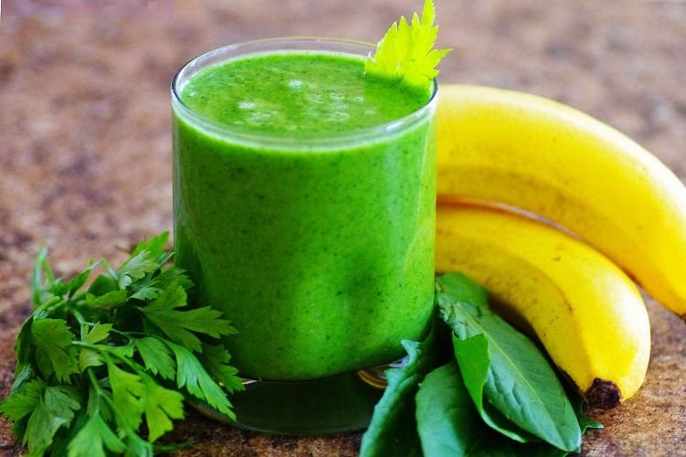 Celery, Spinach, and Banana Smoothie