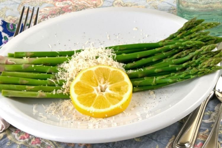 Gekochter Spargel mit Butter und Parmesan