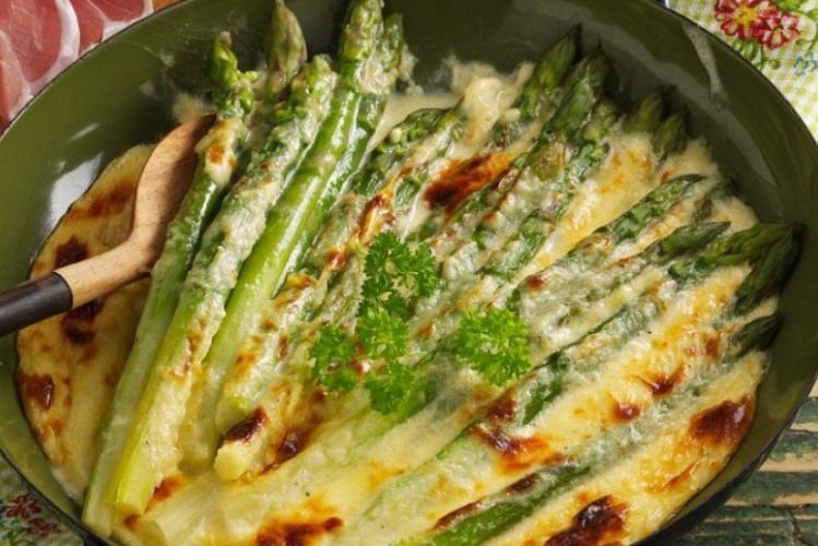 Spargel mit Eiern aus dem Ofen