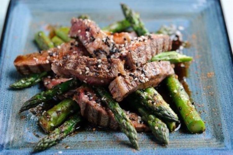 Spargel mit Rindfleisch und Ingwer