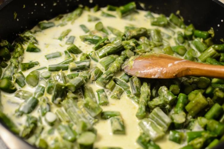 Spargel in Sahnesauce