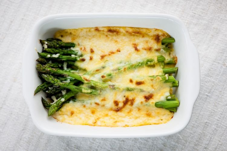 Spargel mit Käse überbacken