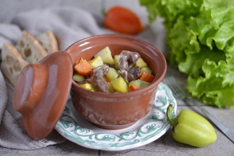 Hühnermägen mit Kartoffeln in Tontöpfen