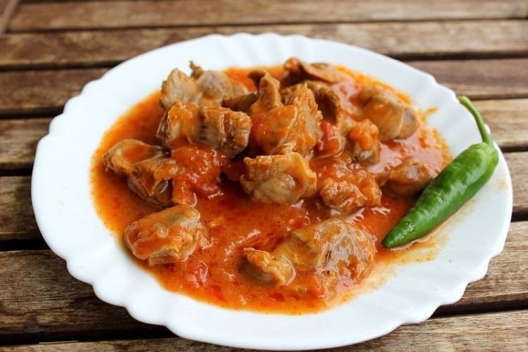 Hühnermägen in Tomatensauce