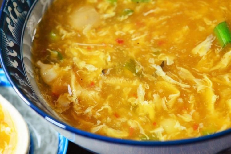 Scharfe Hühnersuppe mit Chinakohl
