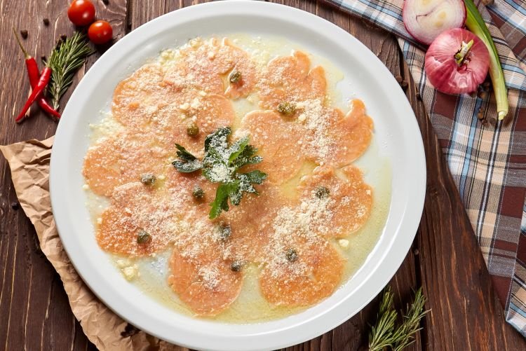 Carpaccio vom rohen Huhn mit Zitrone und Limette