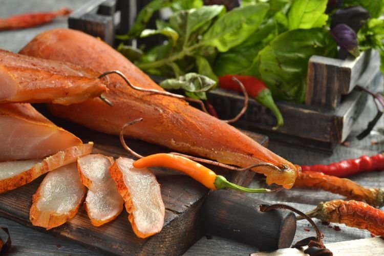 Hähnchen-Carpaccio, im Freien getrocknet