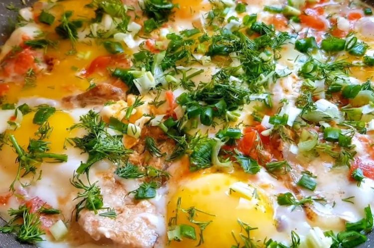 Spiegelei mit Speck und Tomaten