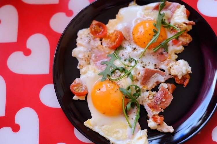 Spiegelei mit Speck und Mozzarella
