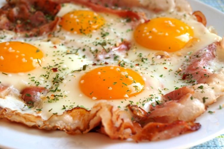Spiegelei mit Speck und Auberginen