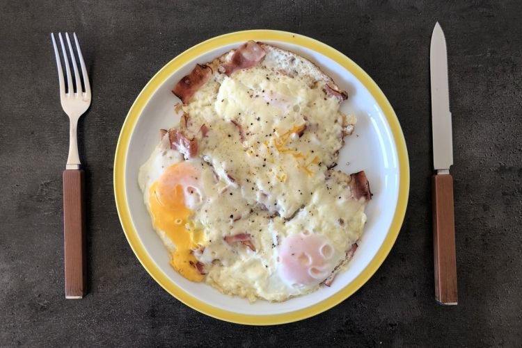 Spiegelei mit Speck und Käse