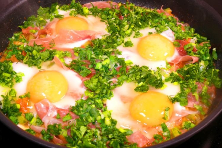 Spiegelei mit Speck und Frühlingszwiebeln