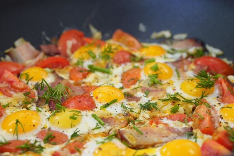 Spiegelei mit Gemüse und Speck