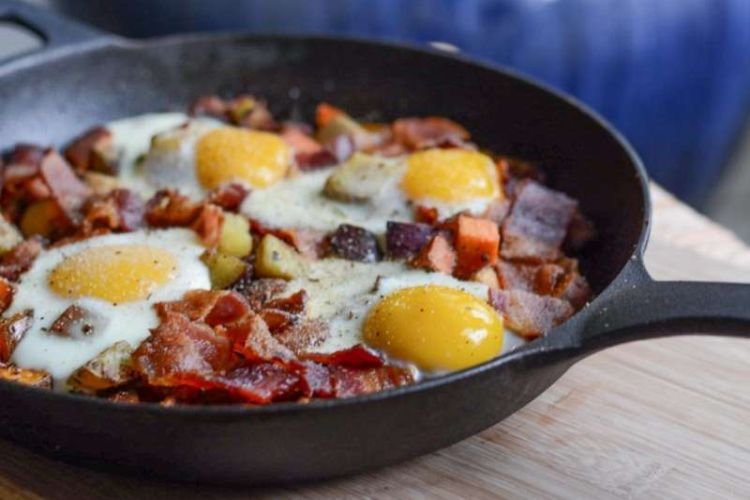 Spiegelei mit Speck und Wurst