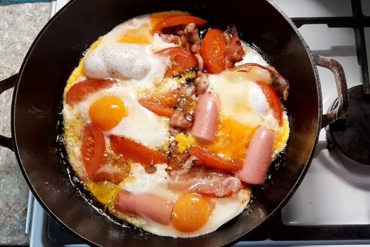 Spiegelei mit Würstchen und Speck
