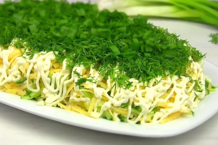 Schichtsalat mit Hering und Schmelzkäse